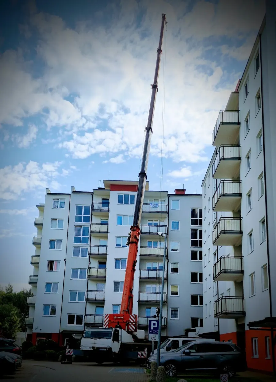 Żuraw Sochpol przy budowie budynku mieszkalnego